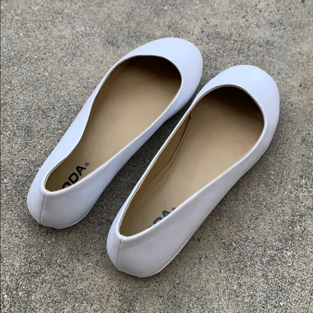 Soda White Women's Classic Round-Toe Ballet Flats